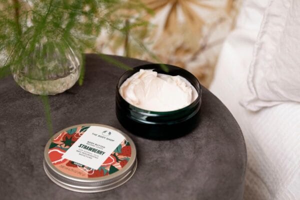 Strawberry Body Butter - The Body Shop - Image 2