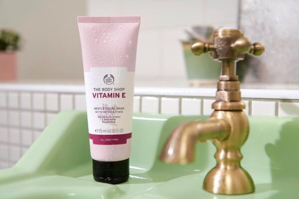 Vitamin E Gentle Facial Wash - The Body Shop - Image 2