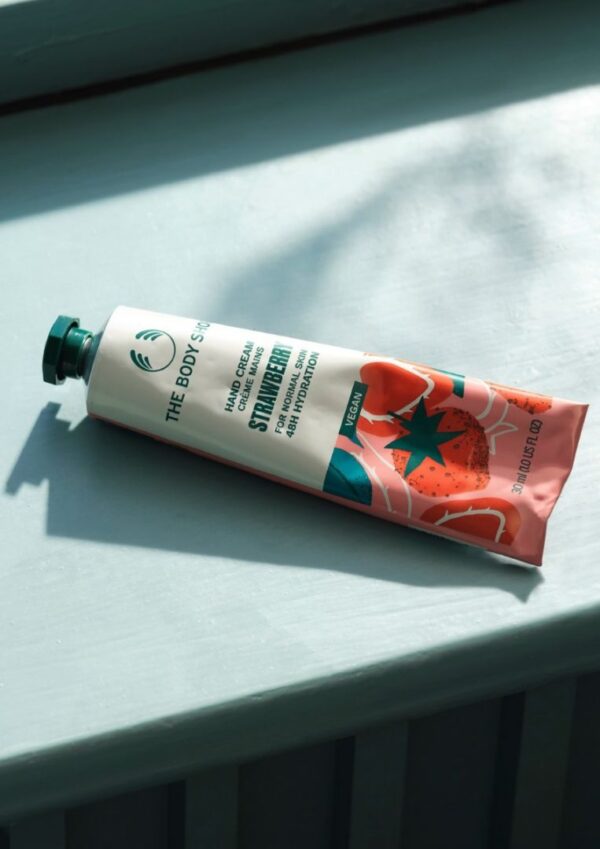 Strawberry Hand Cream - The body shop - Image 2