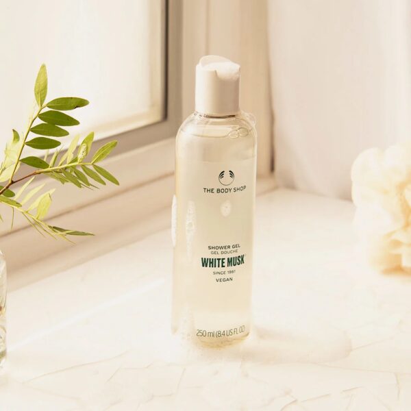 White Musk Shower Gel – Soft & Sensual Cleanse (250 ml) | The Body Shop - Image 2